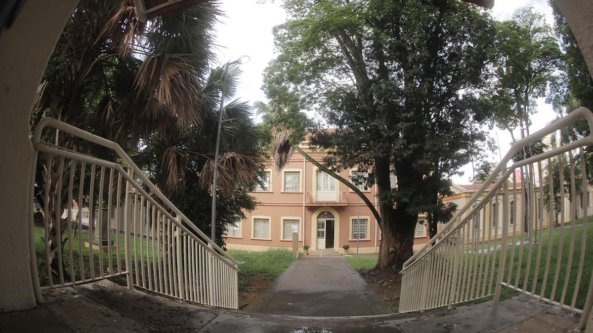Patrimônio cultural e arquitetônico, o Colégio Culto à Ciência é a instituição pública de ensino mais antiga do Brasil funcionando no mesmo local desde sua fundação, na rua que hoje leva seu nome, no bairro Botafogo (Kamá Ribeiro)