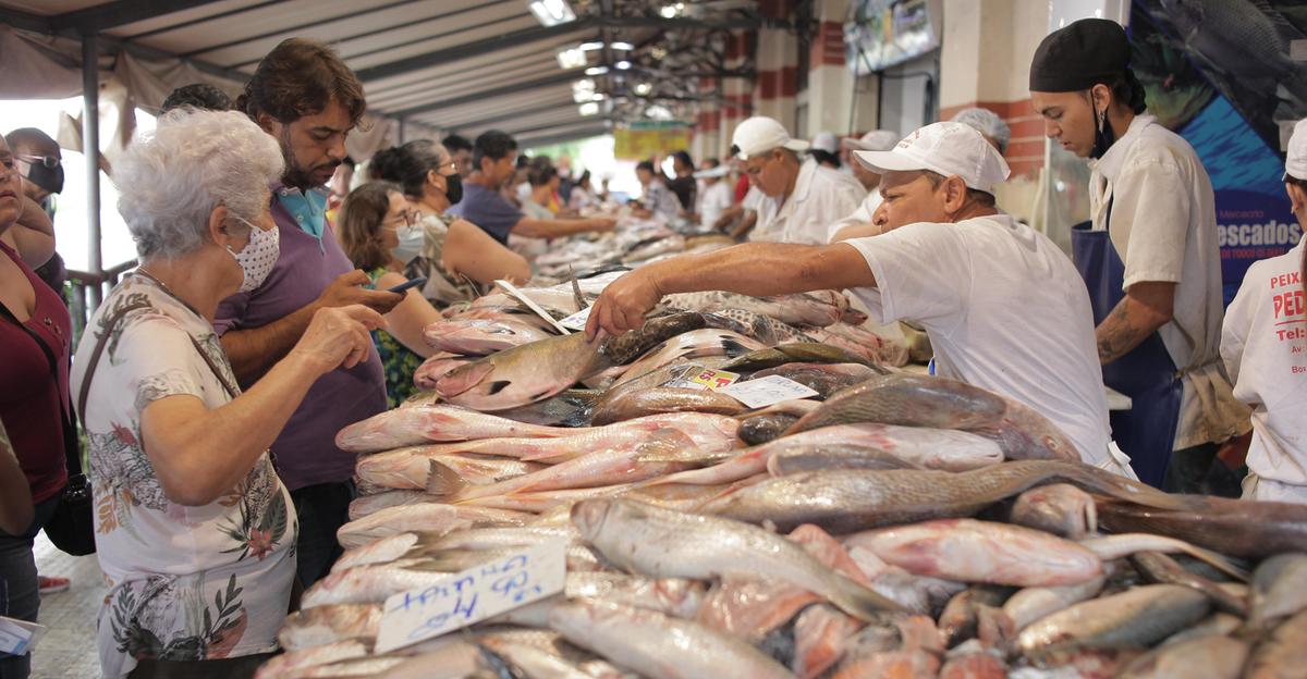 Filas de pessoas interessadas em comprar peixes começaram nos portões e se estenderam pelas laterais do Mercado Municipal de Campinas (Kamá Ribeiro)