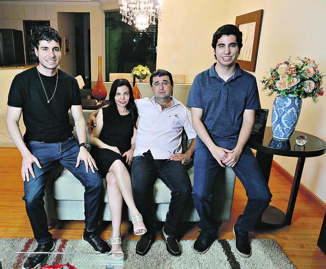 Ricardo, Sueli, Paulo e o analista de marketing Fábio Reis (à direita): família decidiu rever a viagem (Leandro Ferreira/AAN)
