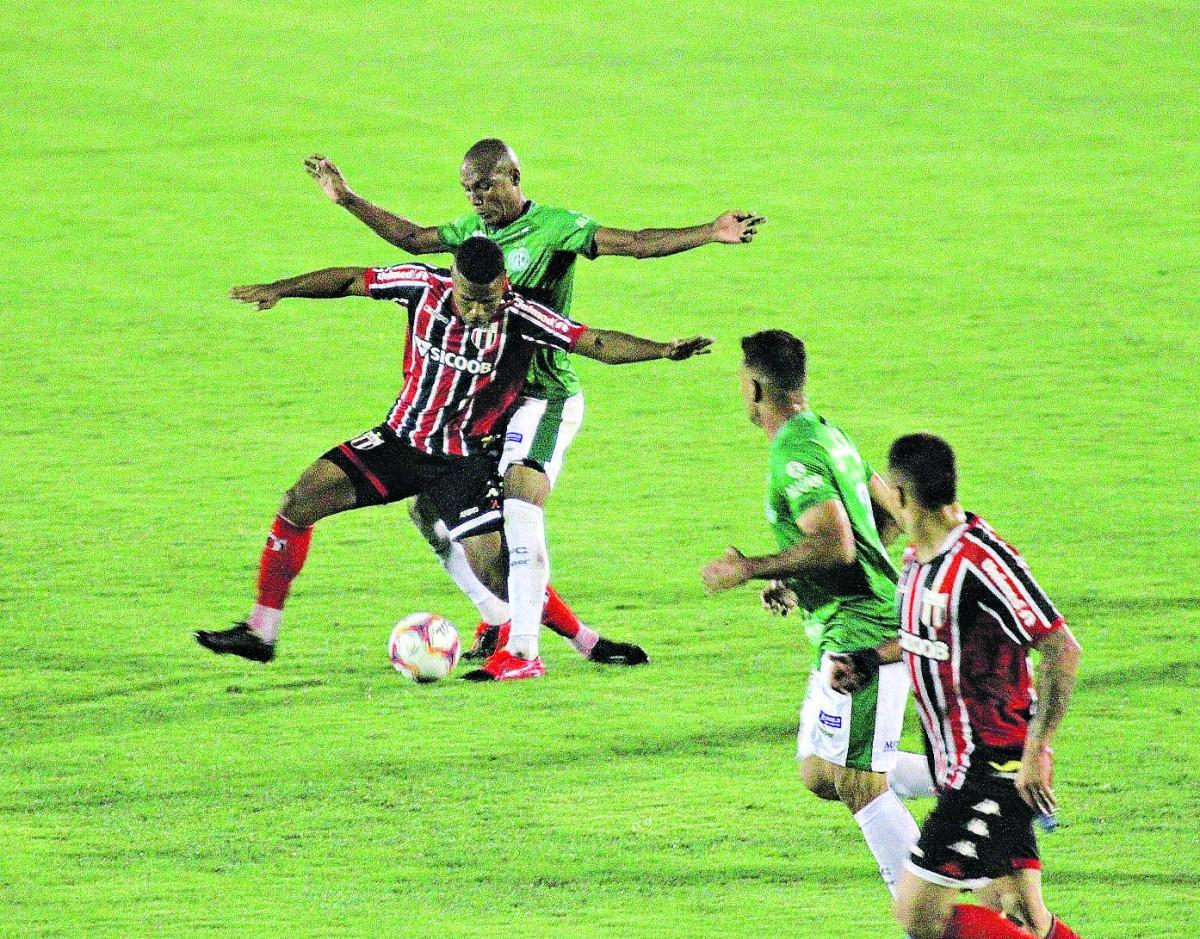 O meia Murilo Rangel tenta desarmar jogador do Botafogo durante jogo de ontem no Brinco de Ouro: fator campo vira arma do Bugre na Série B (Leandro Ferreira/AAN)