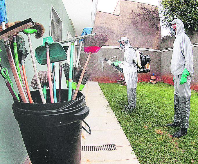 Agentes da prefeitura nebulizam residência em Barão Geraldo (Ricardo Lima)