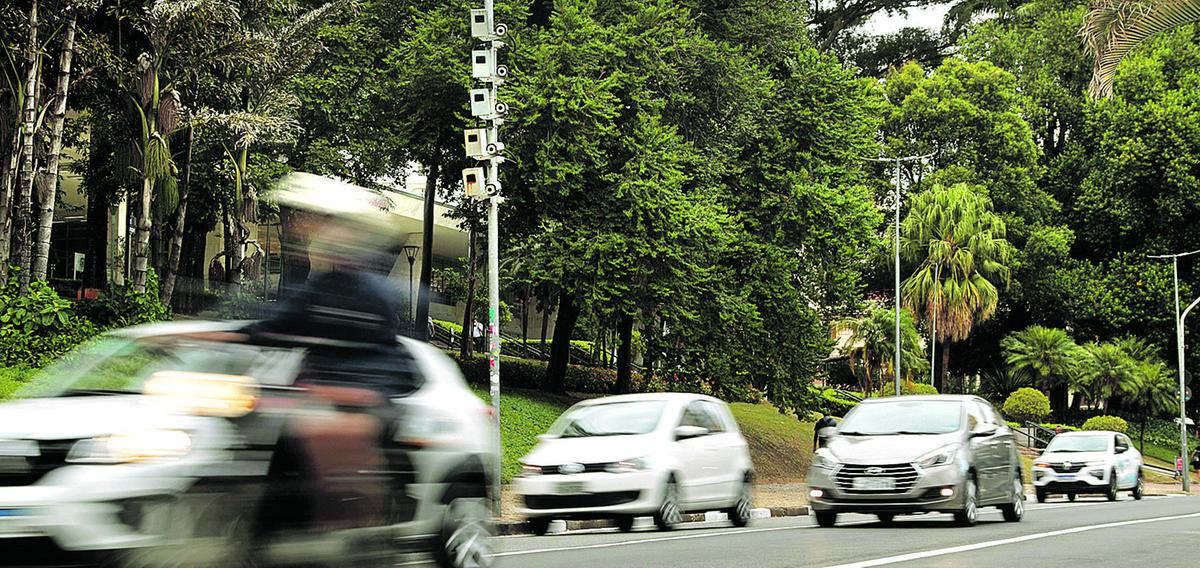 Em frente ao Paço Muncipal de Campinas, uma instalação com cinco equipamentos de controle de velocidade na avenida demonstra o nível de monitoramento praticado da área central (Ricardo Lima)