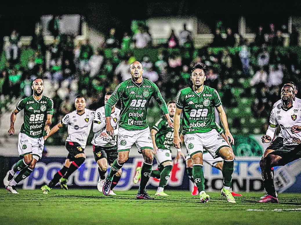 Incentivado pelo torcedor, o Bugre se empolgou com as chances criadas e permaneceu atacando até o final (Lucas Almeida/Guarani FC)