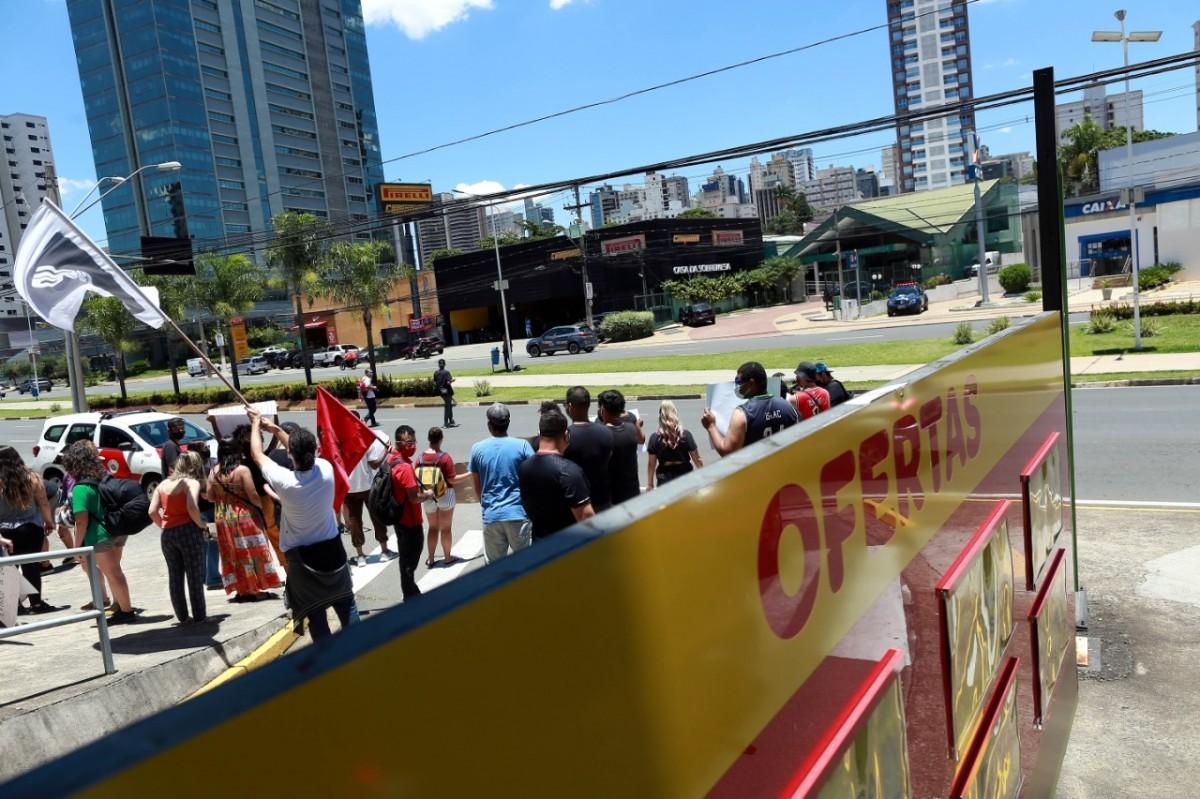 Um grupo pequeno de manifestantes protestaram na manhã deste sábado 21, em frente ao Carrefour da Av Norte Sul, contra a morte de João Alberto Silveira Freitas  (Leandro Ferreira/AAN)