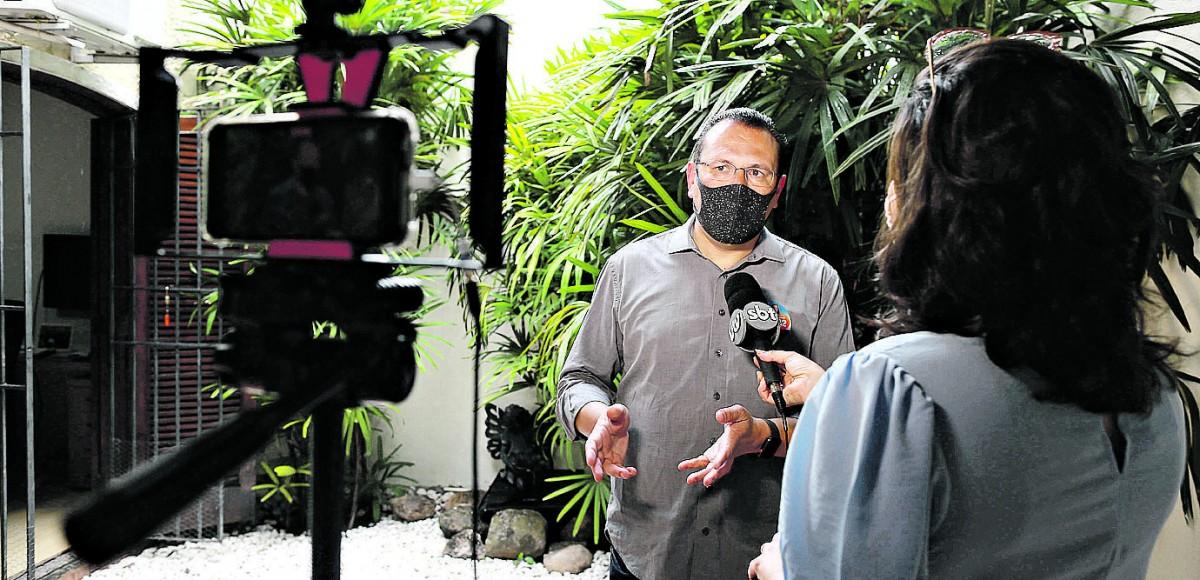 Candidato Rafa Zimbaldi, que disputa o 2º turno, faz balanço do 1º turno das eleições em entrevista a emissora de TV (Leandro Ferreira/AAN)
