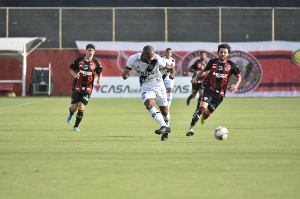 O zagueiro Ruan Renato recua a bola no empate em 0 a 0 entre Vitória e Ponte Preta, no Barradão, pela 22ª rodada da Série B (Pietro Carpi/ECV)