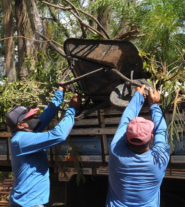 Homens jogam entulhos na carroceria de um caminhão em Capivari (Matheus Pereira/AAN)