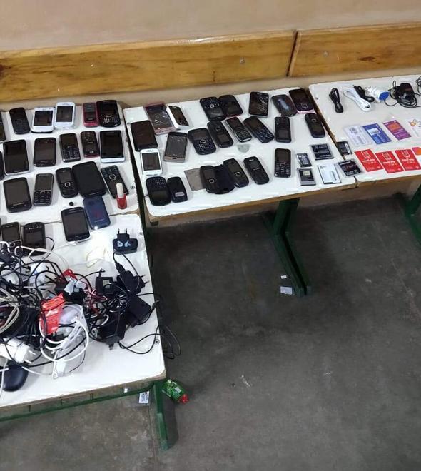 Foram apreendidos 40 carregadores de celulares, 54 celulares e 16 chips, que estavam dentro de uma mochila (Divulgação)