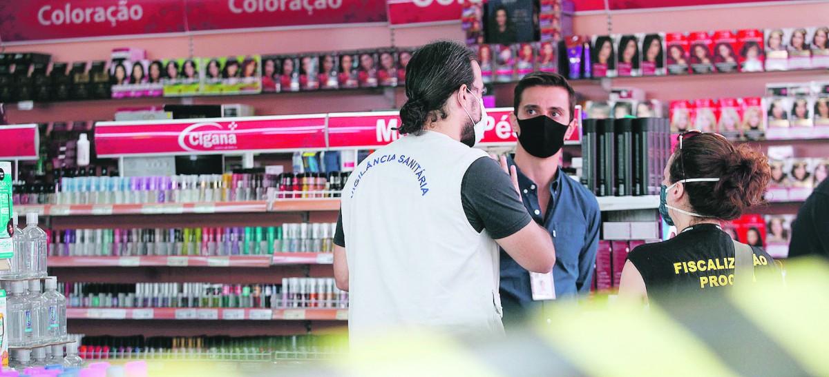Fiscais da Prefeitura autuam loja de produtos cosméticos no Centro de Campinas, que funcionava sem estar na lista de serviços essenciais da fase emergencial: risco de ser lacrada (Kamá Ribeiro/ Correio Popular)