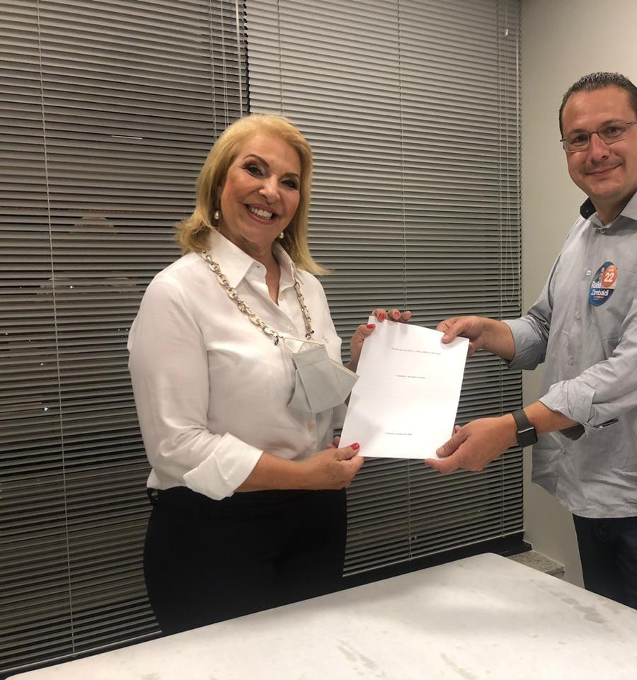 Delegada Teresinha durante ato em que definiu apoio a Zimbaldi (Divulgação)