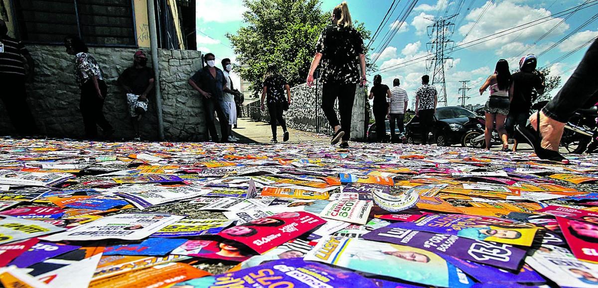 Chão de escola do bairro Rio Pequeno, Zona Norte paulistana, completamente forrado de sujeira eleitoral (Felipe Rau/Estadão Conteúdo)