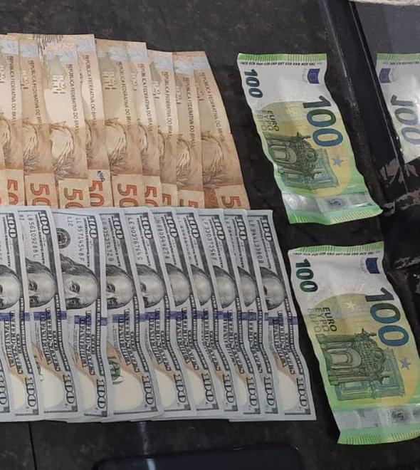 Com o suspeito, os policiais localizaram 2,5 mil dólares, 200 euros e R$ 988 em espécies, além de quatro gramas de maconha (Divulgação)