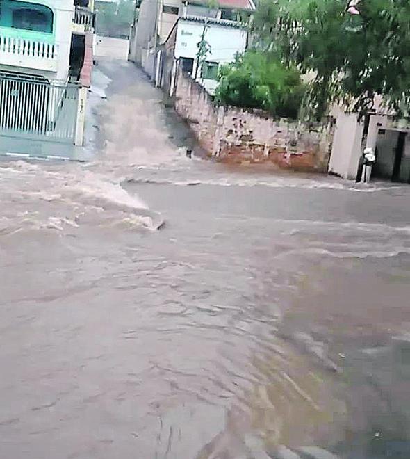 A água invade as ruas no Jardim Santa Lúcia (Divulgação)
