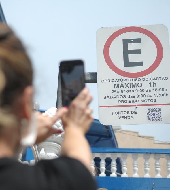 Ao apontar o celular para o código que fica na placa, o usuário descobre os pontos mais próximos de venda (Matheus Pereira/AAN)