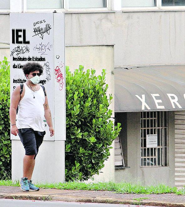 Estudante nas dependências da Unicamp: retorno não é obrigatório e cada unidade define suas prioridades (Luciano Claudino/EC)