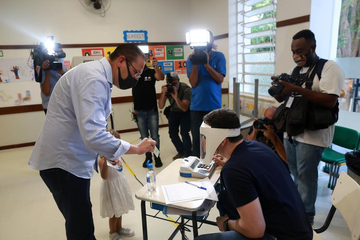 O candidato a prefeitura de Campinas, Rafa Zimbaldi (PL) votou na escola Progresso com sua filha Maria Clara (Leandro Ferreira/AAN)