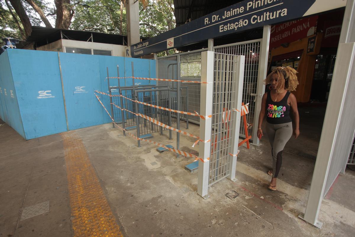 Nas duas entradas do terminal de ônibus do Centro de Campinas, foram levantadas estruturas de ferro, que campineiros imaginam ser suportes de catracas eletrônicas (Diogo Zacarias)
