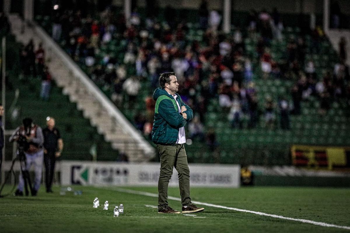 Daniel Paulista observa o time contra o Sport Recife; treinador analisa empate no Brinco de forma positiva (Lucas Almeida / Especial para Guarani FC)