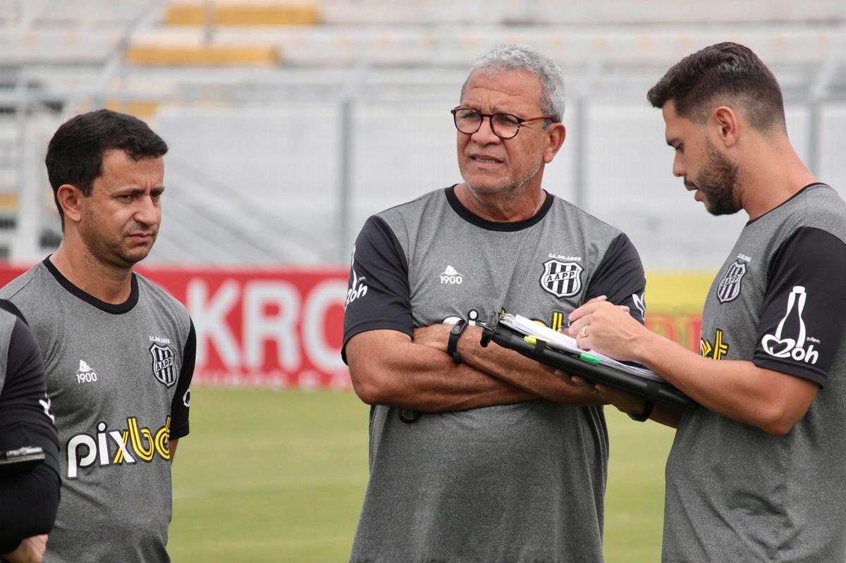 Hélio dos Anjos troca informações com os seus auxiliares; treinador exige recuperação imediata da equipe (Diego Almeida/Pontepress)