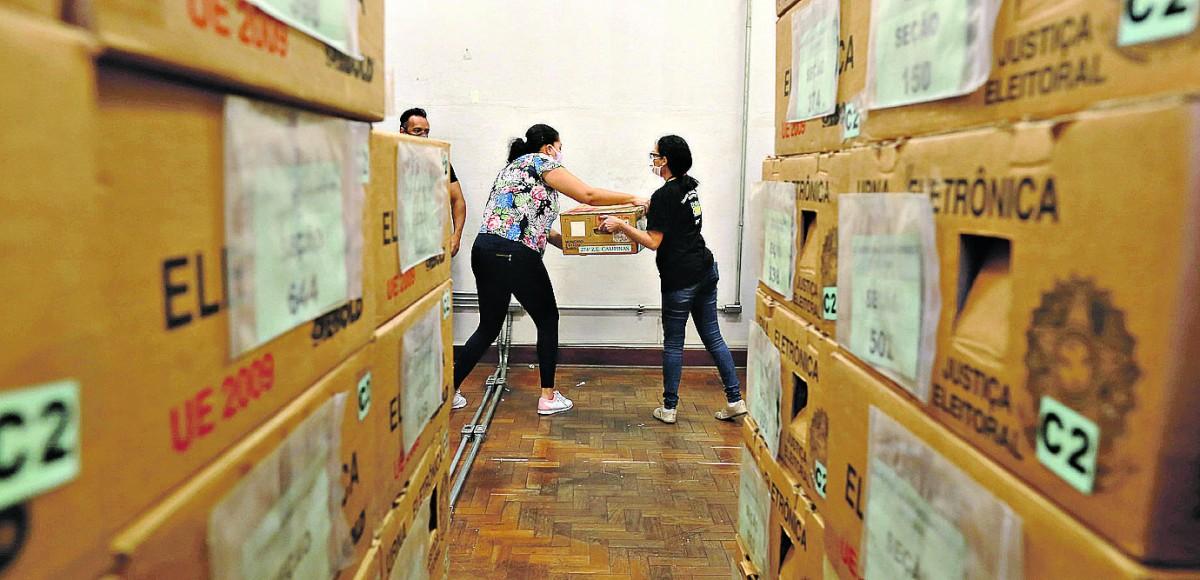Funcionários da Justiça Eleitoral fazem mutirão para transportar as urnas eletrônicas do QG de comando para as escolas (Leandro Ferreira/AAN)