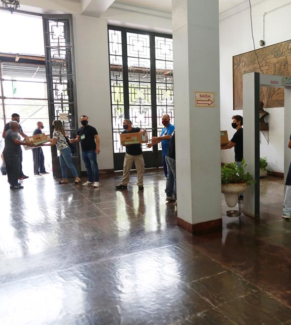 Funcionários da Justiça Eleitoral no trabalho de transporte das urnas, ontem pela manhã: escolta da GM e PM (Leandro Ferreira/AAN)