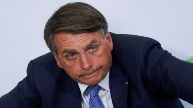 Jair Messias Bolsonaro anuncuiou o indulto a Daniel Silveira em transmissão nas redes sociais, ao lado da primeira-dama, Michelle Bolsonaro (Divulgação)