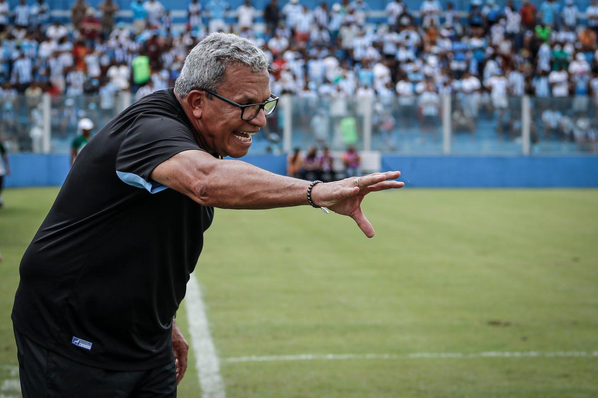 Hélio dos Anjos não está satisfeito com a produção ofensiva da Macaca (Divulgação)