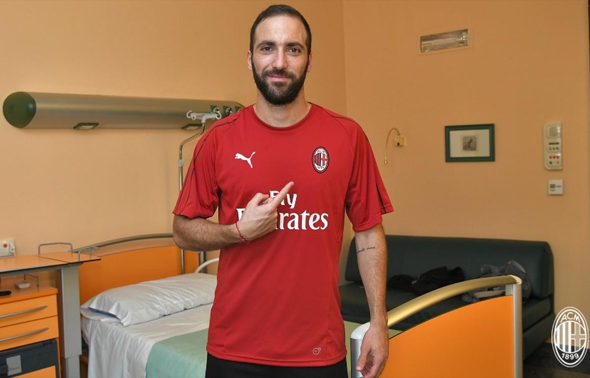 Milan oficializa acerto por empréstimo com Higuaín até junho de 2019 (Divulgação)