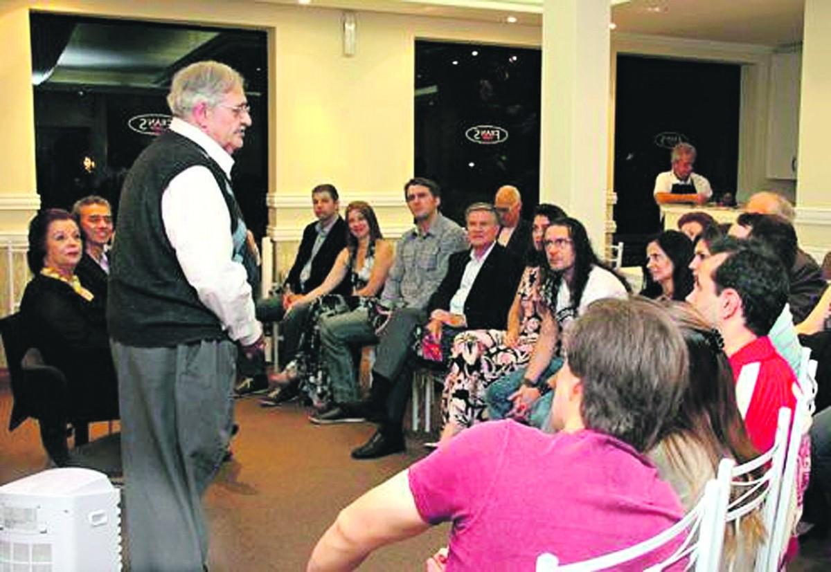 Dono de um mau humor engraçadíssimo, Ribeiro era um palestrante genial capaz de despertar o interesse de uma plateia muito diversificada (Cedoc/RAC)
