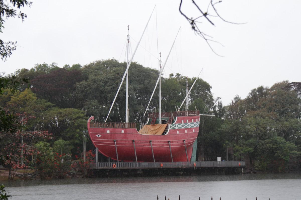 Reinaugurada há 4 anos na Lagoa do Taquaral, a réplica da Caravela Anunciação, um dos cartões-postais de Campinas, está cheia de buracos. (Thomaz Marostegan)