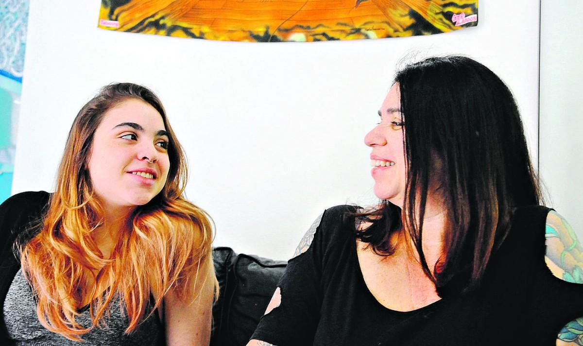 A professora universitária Ana Beatriz Linardi, com a filha Alice, de 15 anos: "O cansaço acaba sendo muito grande para nós mulheres" (Matheus Pereira/Especial para a AAN)