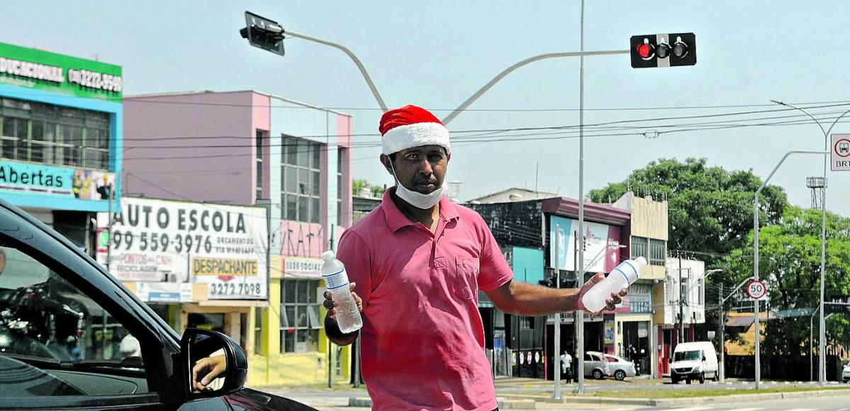 Vendedor de água usa o chapéu do Noel para reforçar o apelo de marketing e faturar um pouco mais na lida cotidiana (Wagner Souza/AAN)