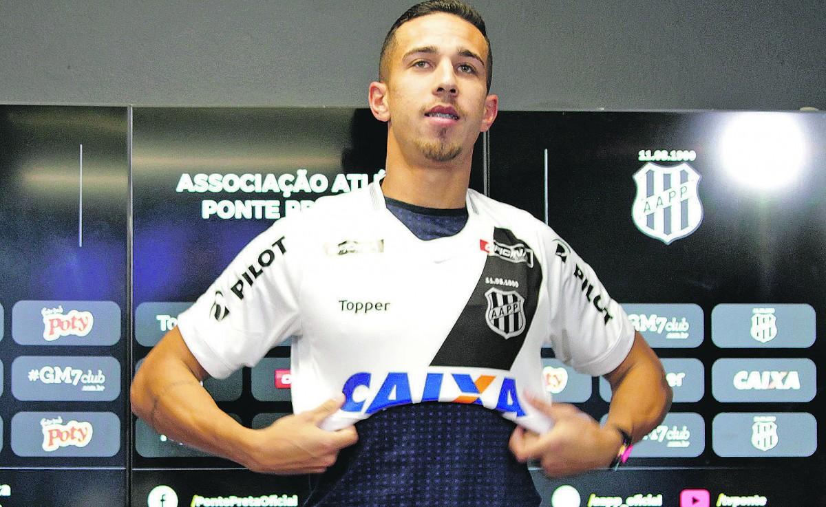 Nícolas veste a camisa da Macaca: "Seja jogando, incentivando ou apoiando os companheiros, quero fazer parte desta história com a Ponte" (Estadão Conteúdo)