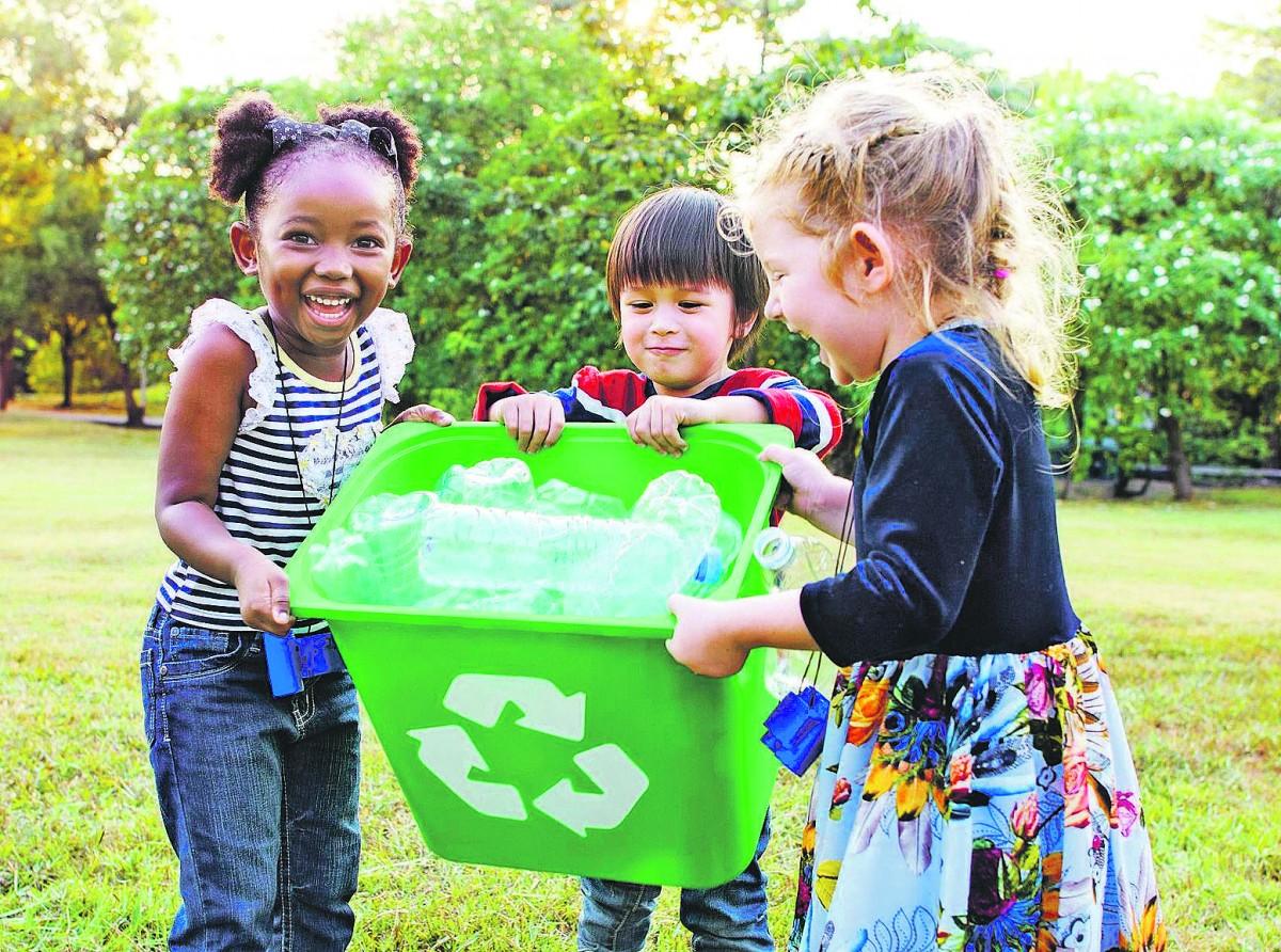 Acima, a importância da educação ambiental para gerar futuros adultos conscientes da necessidade de cuidar do destino adequado dos resíduos (Banco de imagens)
