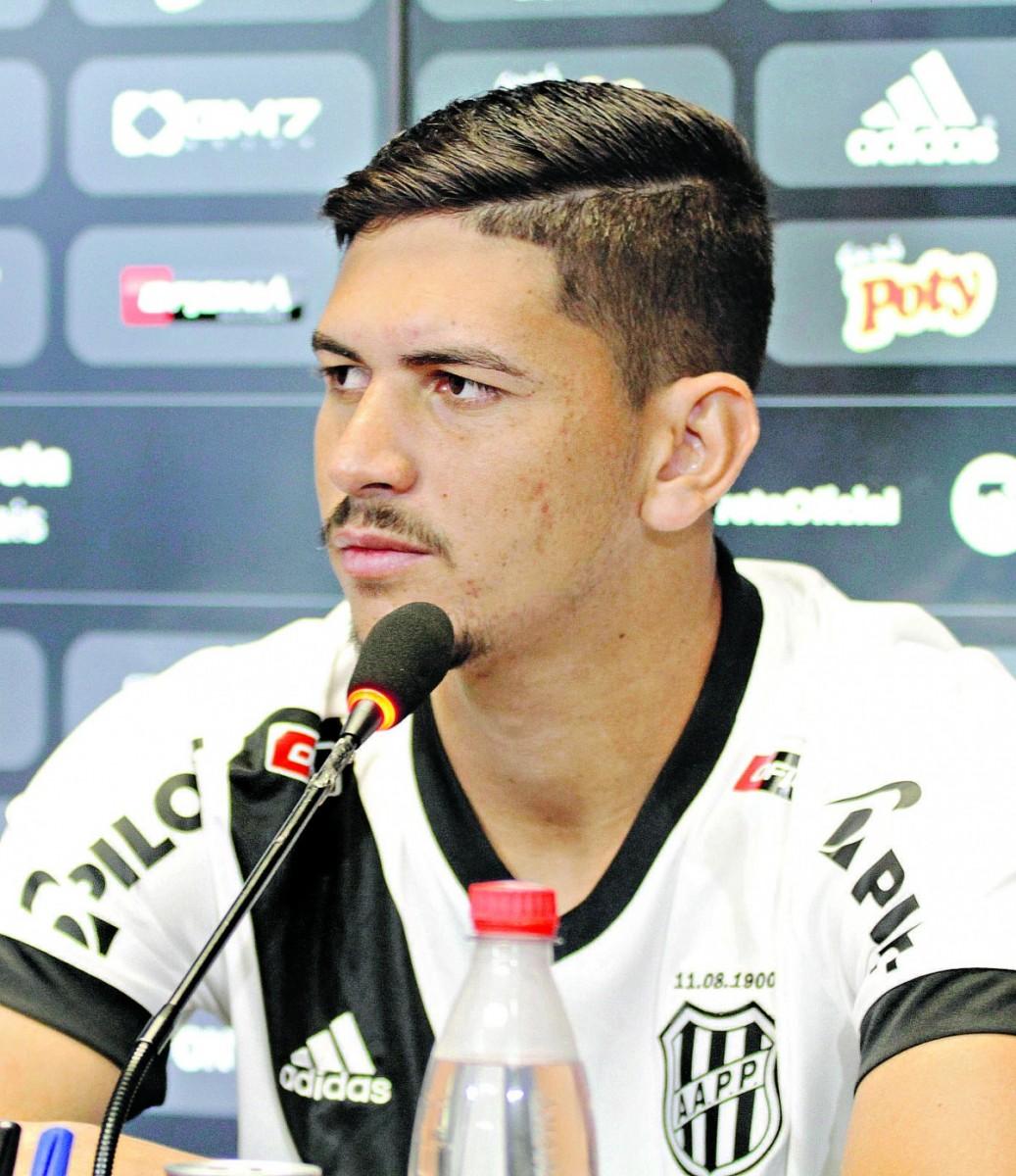 O atacante Neto Costa é um dos jogadores recém-chegados que disputam posição na Macaca: treinador ganha alternativas para montar a equipe (Estadão Conteúdo)