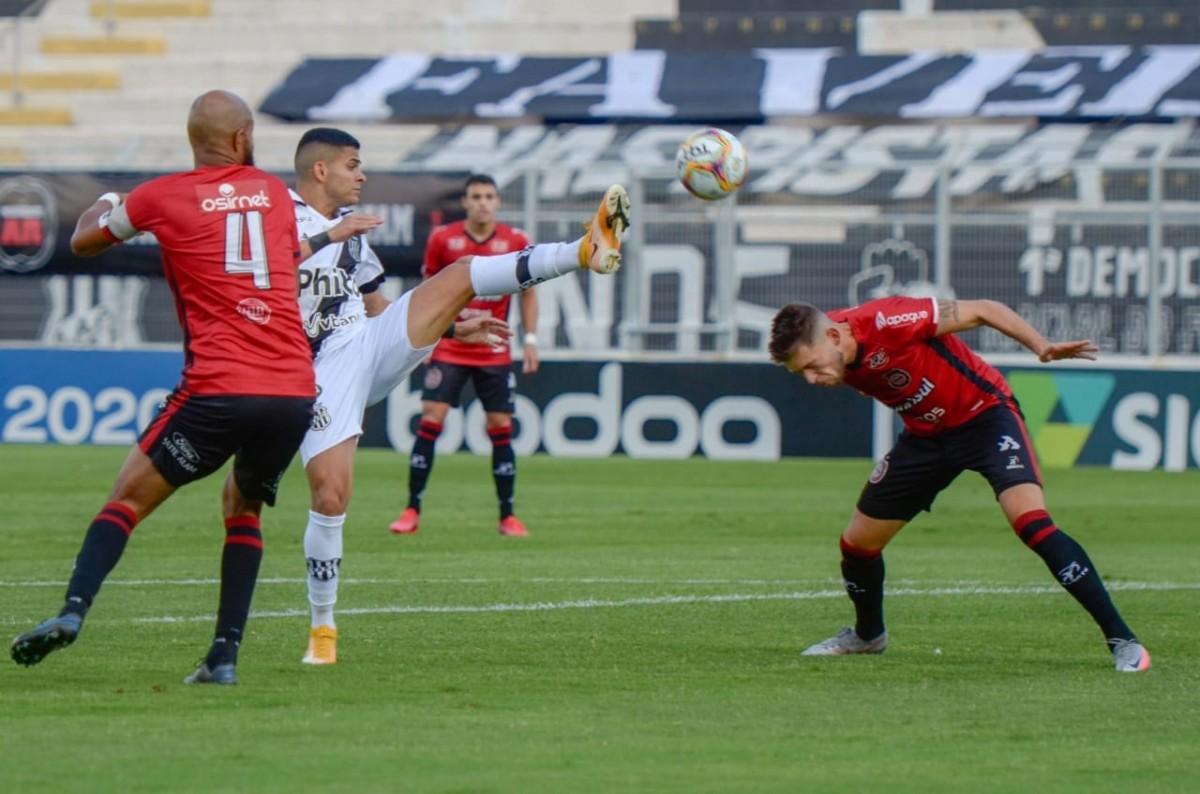 O atacante Bruno Rodrigues disputa lance dentro da área no empate por 1 a 1 entre Ponte Preta e Brasil de Pelotas, no Majestoso (Ponte Press)
