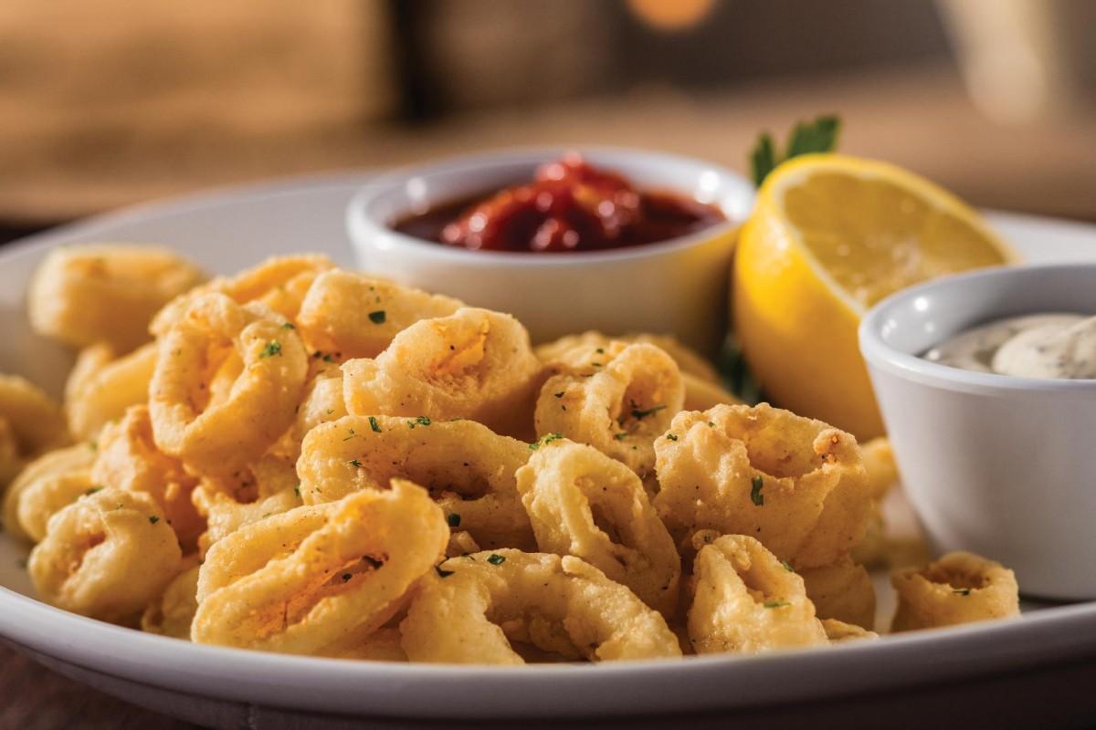 Calamari: lula empanada servida com molho Peppercorn e molho Marinara (Divulgação )