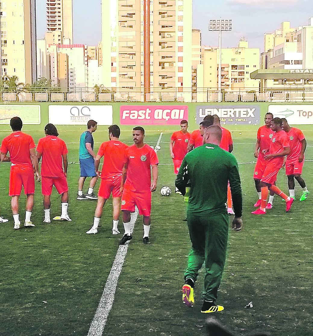 Com o time definido desde o início da semana, o Guarani fez apenas um treino leve ontem, em Goiânia (Carlos Rodrigues/AAN)