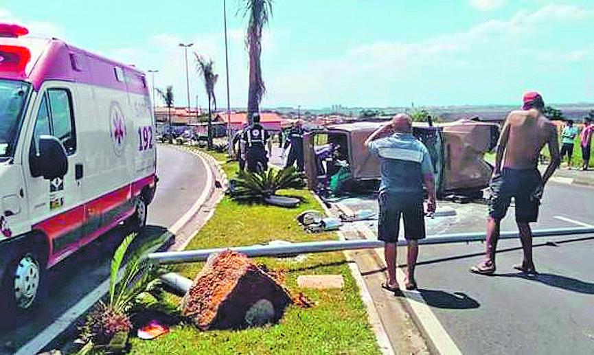 Movimentação no local onde ocorreu o capotamento: garoto, que iria completar 14 anos hoje, morreu na hora  (Divulgação)