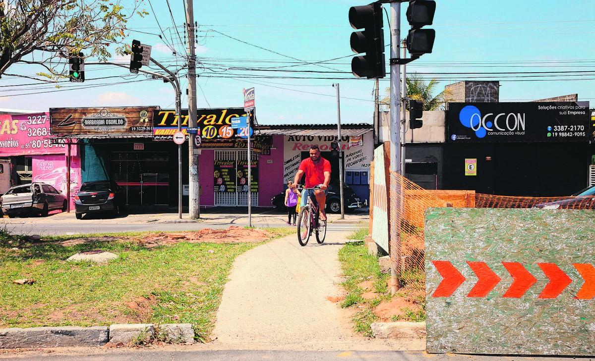 Homem transita de bicicleta próximo a tapume de sinalização: Emdec está programando rotas alternativas para as interdições necessárias , que serão divulgadas nos próximos diasr
 (Leandro Torres/AAN)