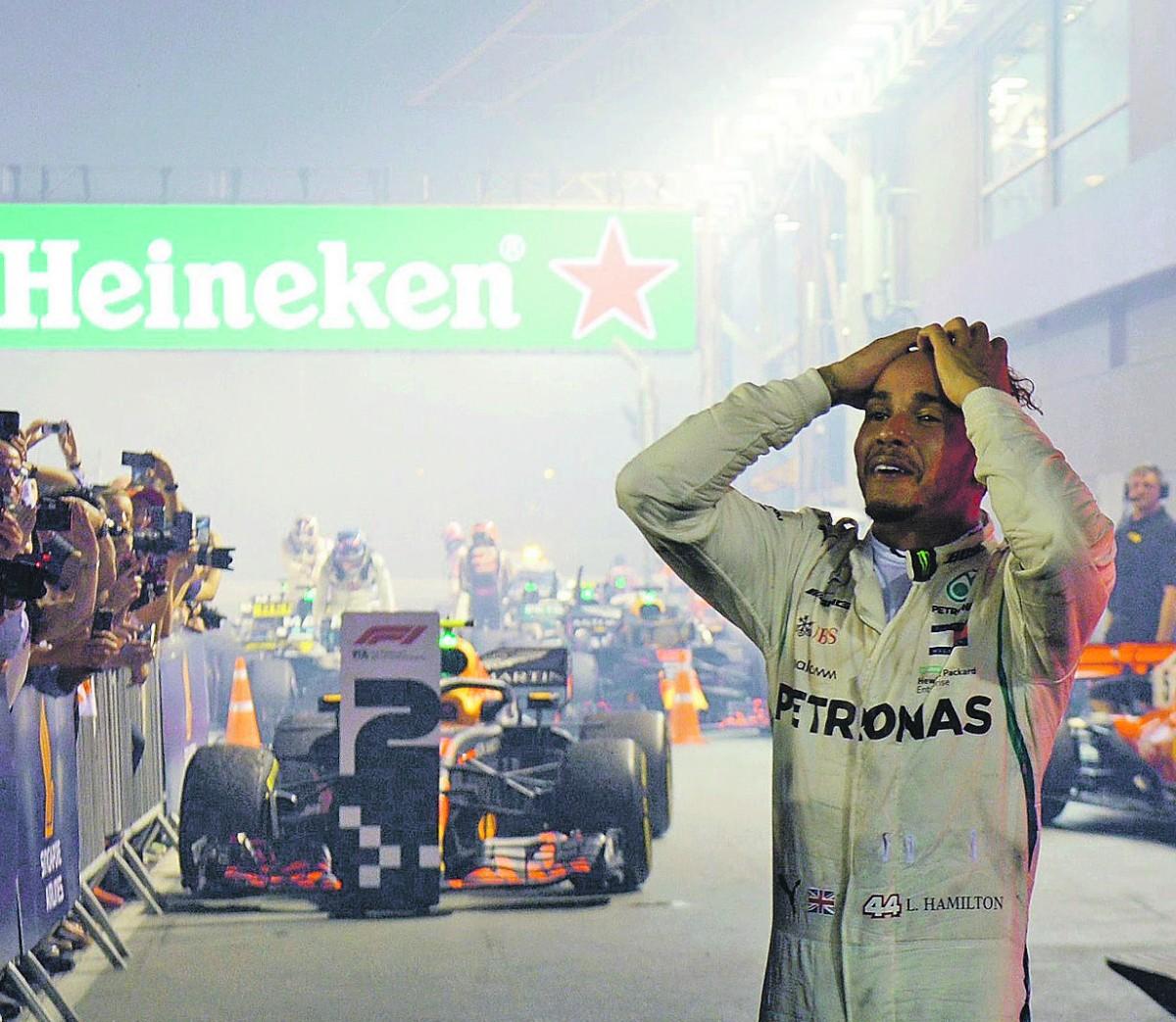 Lewis Hamilton disse que ficou exausto depois da prova: "Foi uma longa corrida. Senti como se fosse a mais longa da minha vida. Estou feliz por ter acabado. Que dia!" (AFP)