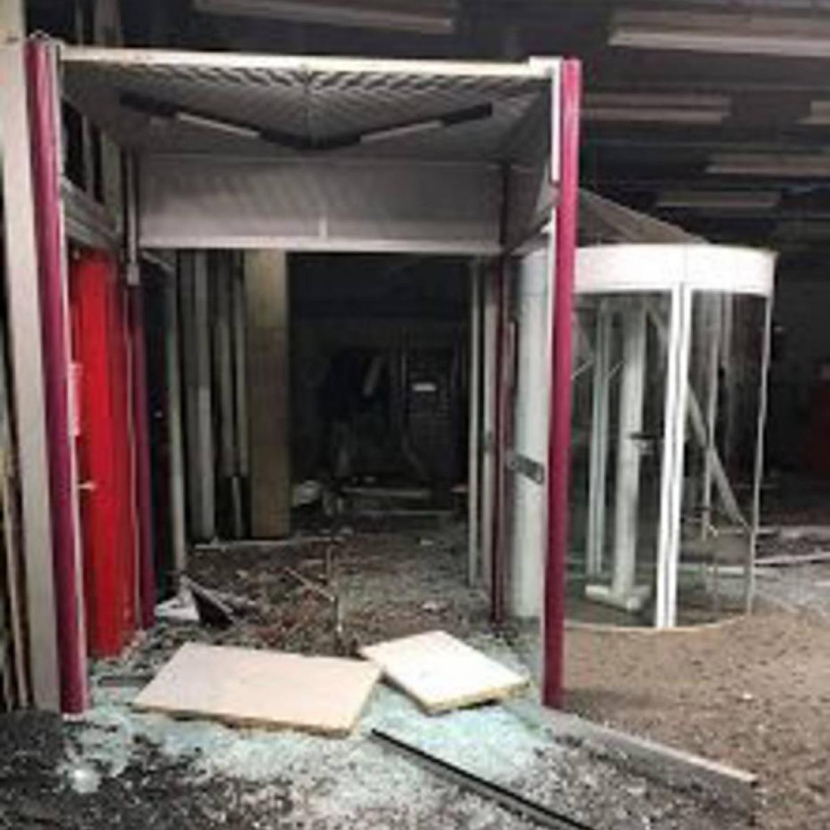 Encapuzados incendeiam carro e explodem banco (Divulgação)