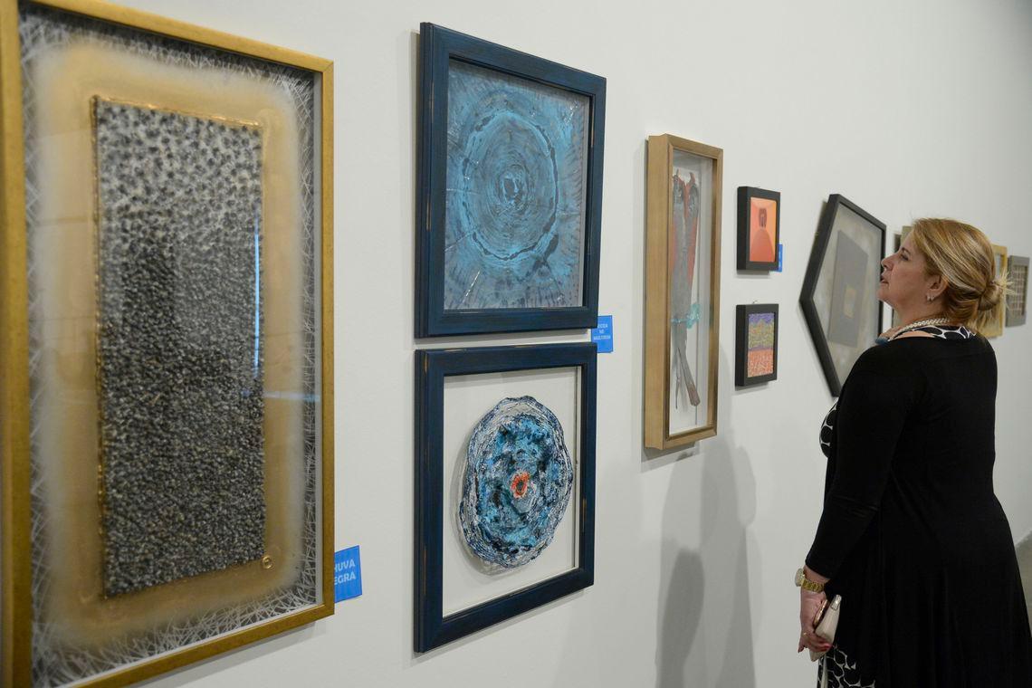 Exposição Histórias Extraordinárias, de Alexander Pinhel, no Centro Cultural Light, centro do Rio. A mostra reúne peças compostas por materiais descartados e resíduos. (Tomaz Silva/Agência Brasil)
