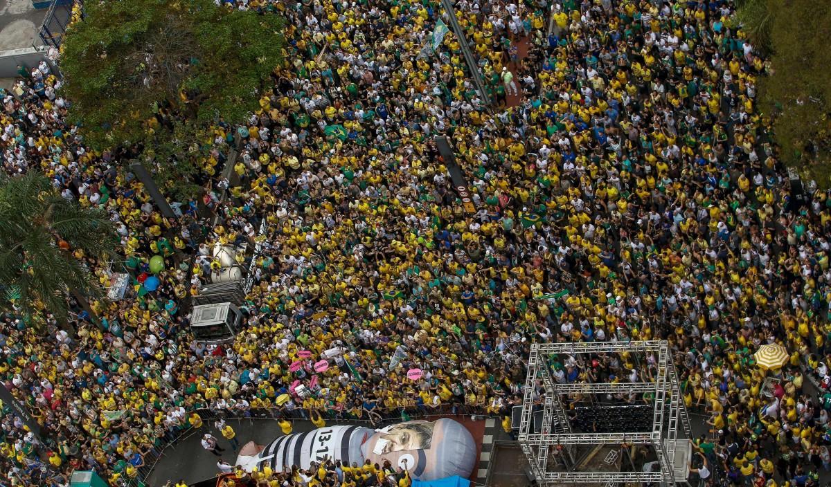 Em São Paulo, a concentração para a manifestação pró Jair Bolsonaro (PSL) acontece na Avenida Paulista, na altura do MASP e do Parque Trianon (Miguel Scincariol/France Pressse)