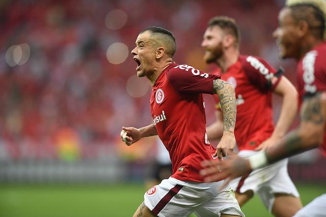 Pênalti polêmico nos acréscimos, convertido por D'Alessandro, levou o Colorado à vice-liderança (Divulgação)