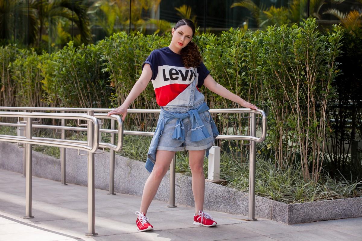 T-Shirt, jardineira e tênis footwear da Levi?s Iguatemi  (Leandro Torres)