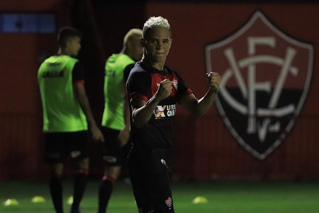 Vitória vence Vasco, se afasta da zona de rebaixamento e afunda rival (Divulgação)