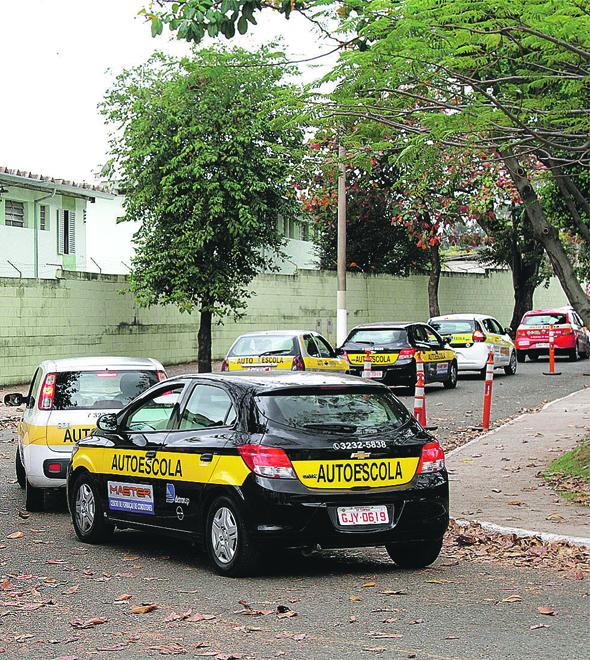 Carros de autoescolas trafegam em torno da Praça José Roberto de Paula, no bairro São Bernardo: aulas de baliza em meio ao trânsito da região (Thomaz Marostegan/Especial para a AAN)