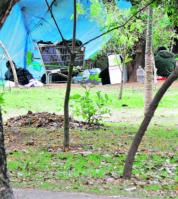 Tenda montada por moradores de rua na Praça Iolanda Aparecida Villela Dirani, na Chácara da Barra, em Campinas: local passou por uma revitalização recente e conta com manutenção frequente pela Prefeitura (Thomaz Marostegan/Especial para a AAN)