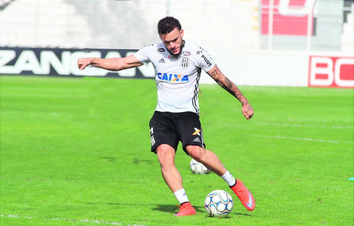 André Luís deixou o gramado nos minutos finais da derrota da Ponte para o Brasil de Pelotas com dores no peito, mas já foi liberado pelo departamento médico: time joga no sábado (Cedoc/RAC)